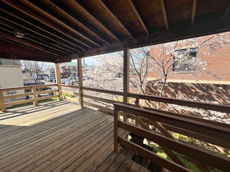 Building Photo - 612 Caroline St