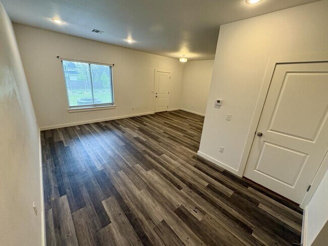 Building Photo - 628 N College St