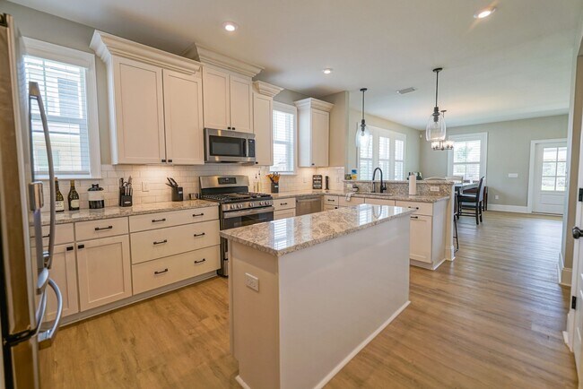 Building Photo - Available end of January in beautiful Summ...