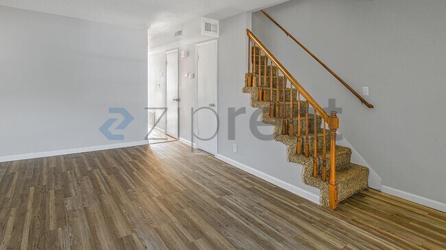 Building Photo - Unit APT B