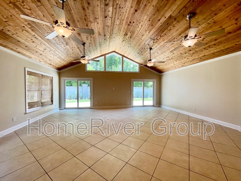 Building Photo - 2105 W Country Club Dr