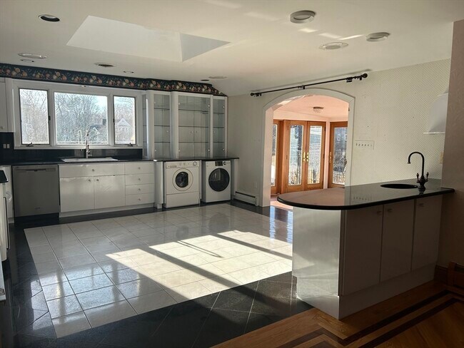 Building Photo - 990 Humphrey St