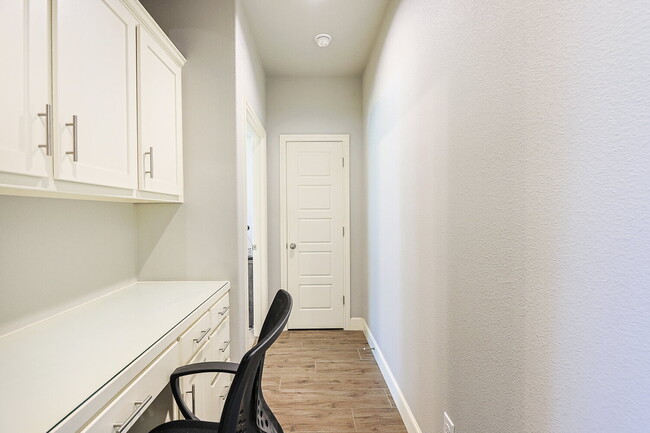 Building Photo - Stunning 4-Bedroom with 3 Full Baths & 3 Car Garage in Charming Brooke Heights!