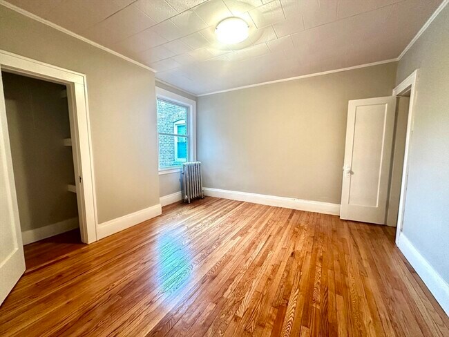 Building Photo - 589 Pleasant St