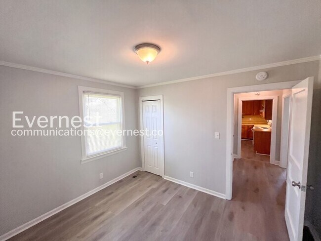Building Photo - 3 Bed/1.5 Bath Home with Off-Street Parking / Pet-Friendly / Coming Soon!
