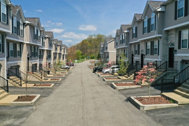 Building Photo - Modern 3-Level Townhome in Monaca – 2 Bed,...