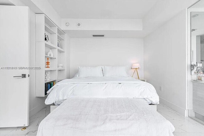 Building Photo - 650 NE 32nd St