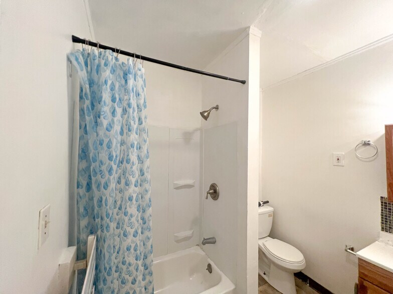 Building Photo - 117 1/2 N Penn St