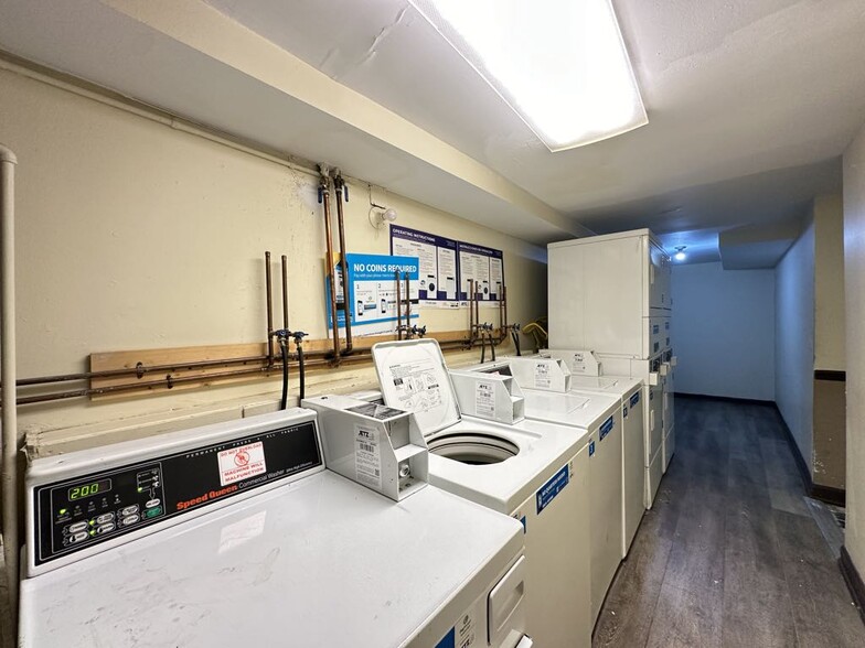 Building Photo - 533 W Aldine Av