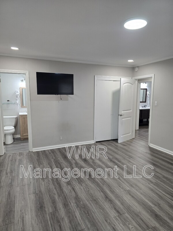 Building Photo - 420 Downey Pl