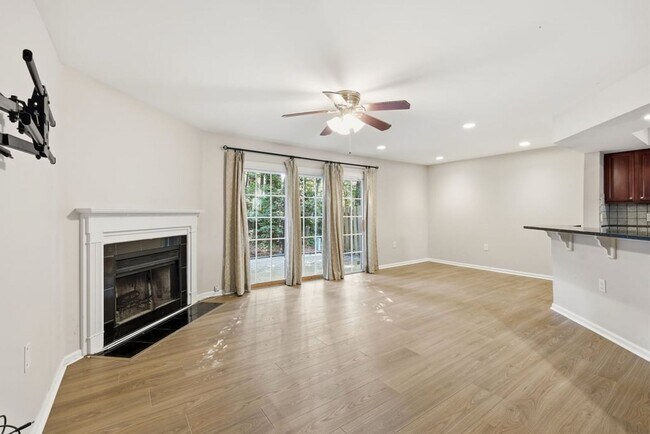 Building Photo - Modern 3BD, 2.5BA North Raleigh Townhome with Upgrades in a Prime Location Near Top Shopping, Din...