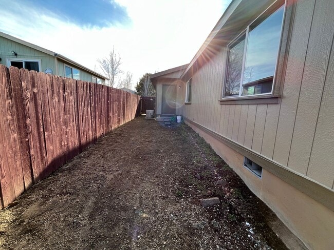 Building Photo - 3 Bed/2 Bath Single Level Home in NE Bend - Fully Fenced Backyard