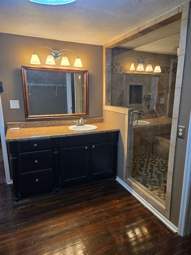 Building Photo - FOR RENT centrally located and convenient to Downtown! Available NOW!