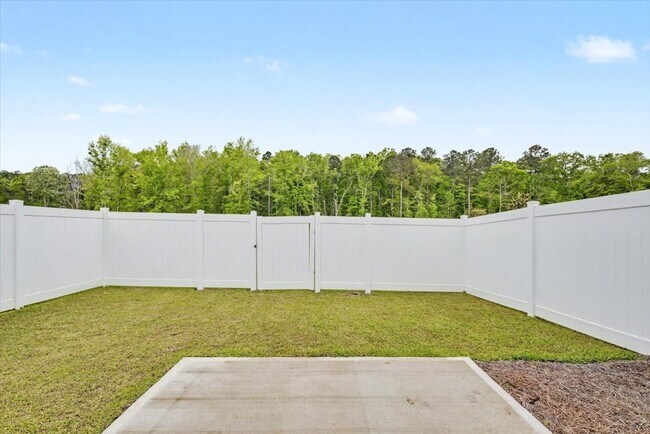 Building Photo - Like New 3 Bed, 2.5 Bath End Unit Townhome in Richmond Hill