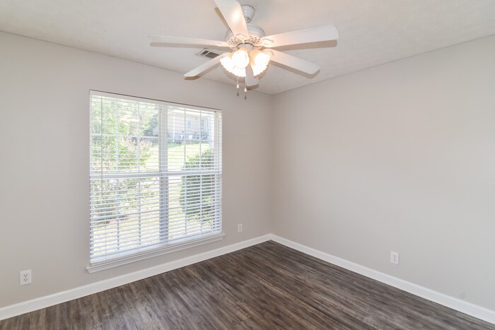Building Photo - 231 Thornfield Dr