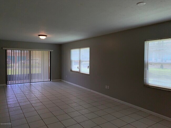 Building Photo - 7301 Ridgewood Ave