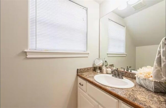 Building Photo - 1123 S Tottenham Ct