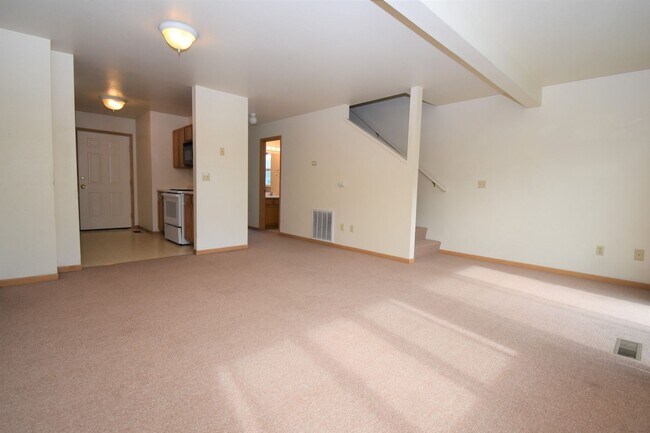 Building Photo - Townhouse-style End unit 3BD, 1.5 BA