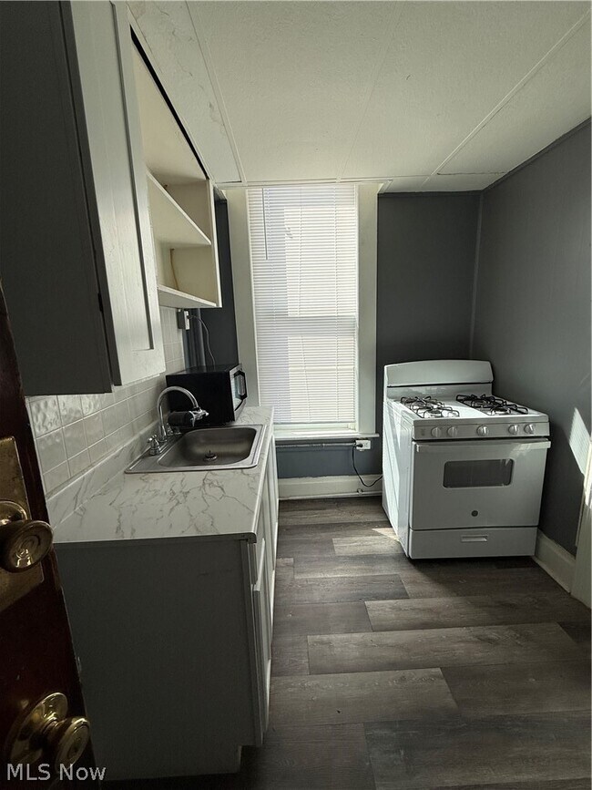 Building Photo - 320 Woodlawn Ave