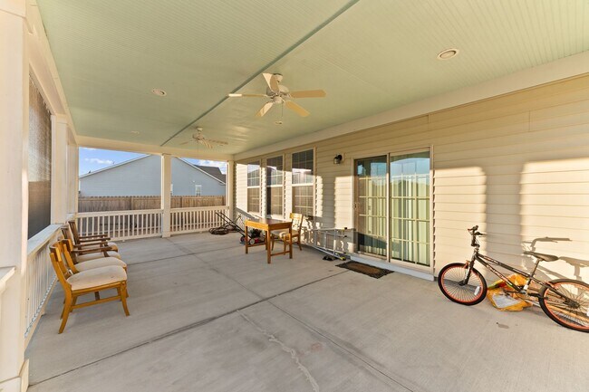 Building Photo - 3 BD 2.5 BA | Charming Home