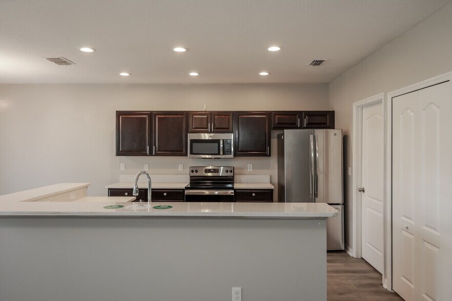 Building Photo - 10305 Magnolia Hills Dr