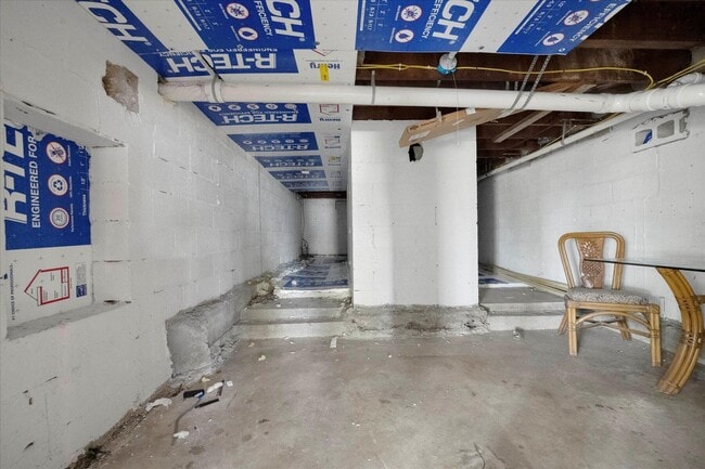 Building Photo - 850 NE Ixora Dr