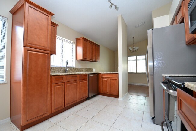 Building Photo - Gorgeous fully upgraded pool home in Ovied...