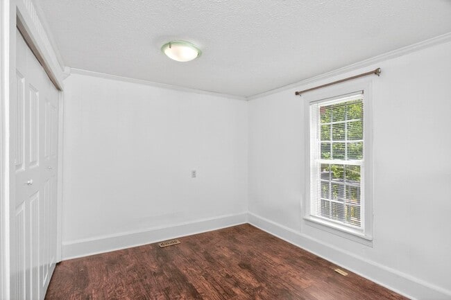 Building Photo - 3008 Lakeshore Dr