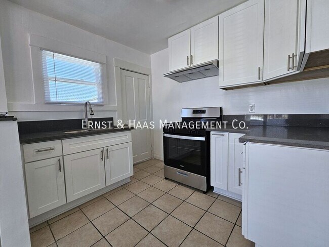 Building Photo - 1468 Alamitos Ave