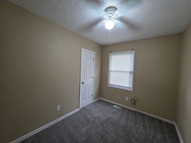 Building Photo - 3 Bedroom Home Near Zoo & Parks!