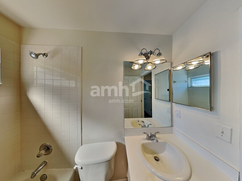 Building Photo - 1209 Blufield Ave