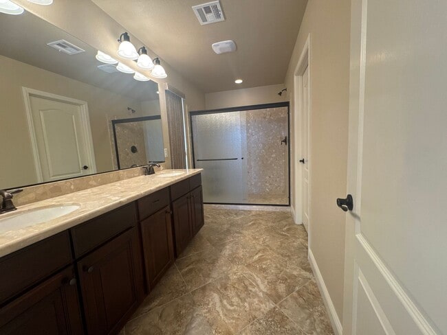 Building Photo - 4-bedroom house for rent in Highlands Ranch!