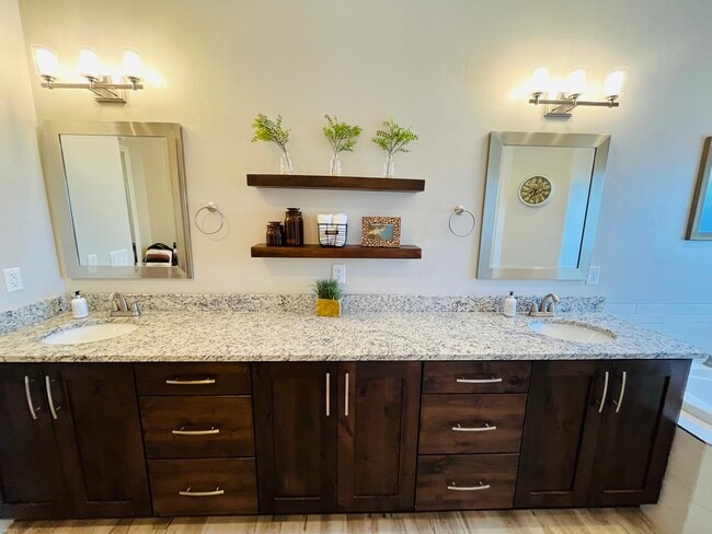 Building Photo - 2721 Hazel Dr