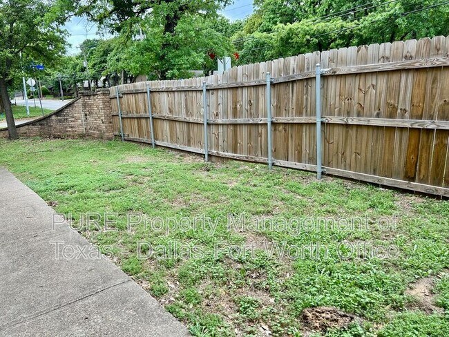 Building Photo - 2415 Oak Manor