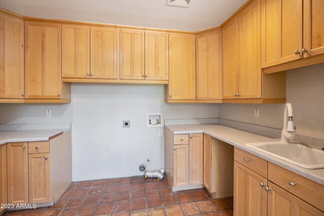 Building Photo - 6035 E Calle Del Paisano