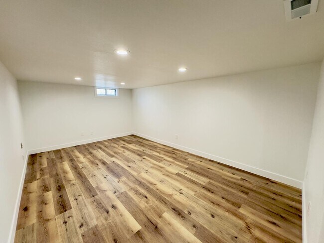 Building Photo - 1657 N 400 W