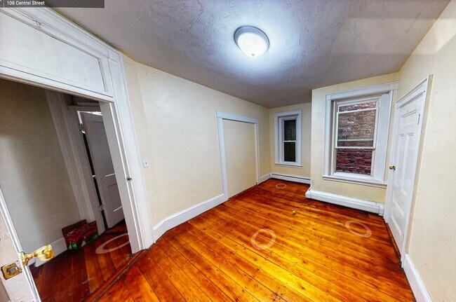 Building Photo - 4bed 1.5bath in Somerville is available in 9/1