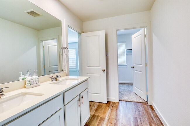 Building Photo - 3022 La Latina Dr