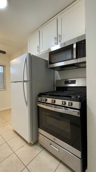 Building Photo - 5255 Blakeslee Ave