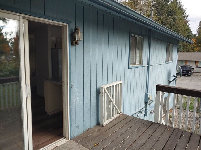 Building Photo - 4 Bedroom, 2 Bath Home Central Coeur d'Alene