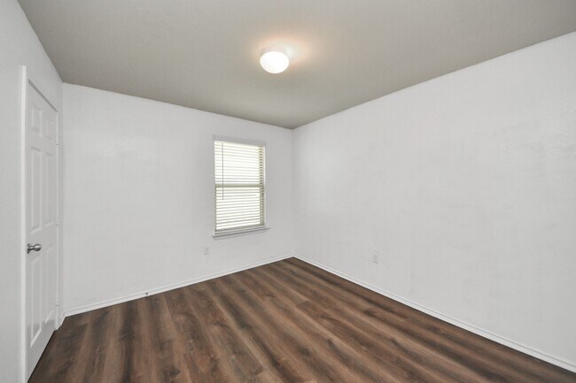 Building Photo - 2710 Lapwing Dr.