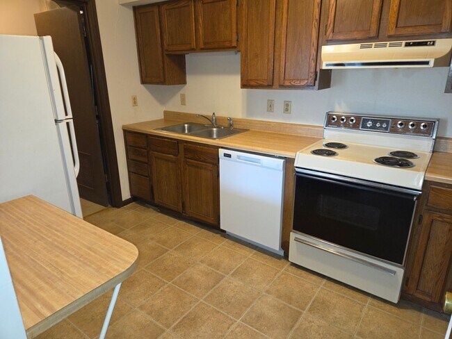 Building Photo - 505 Columbia Dr