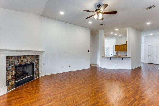 Building Photo - 648 Columbine Ave