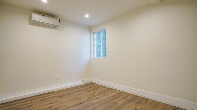 Building Photo - 6112 Saturn St