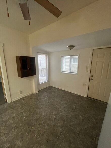 Building Photo - 690 York Ave