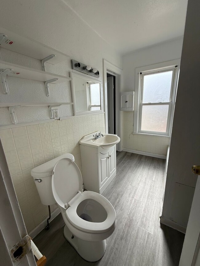 Building Photo - 4bd Single Collinwood Water/Sewer Included Section 8 MOVE-IN SPECIAL FOR PERMANENT VOUCHERS