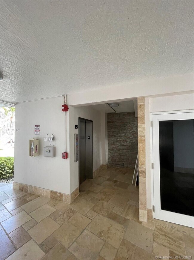 Building Photo - 7905 East Dr