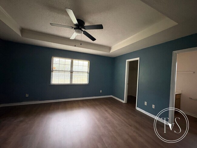 Building Photo - RATE DROP ALERT (was $2,374/month) and FAL...