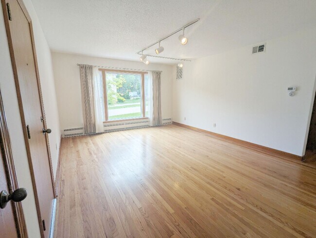 Building Photo - Charming 2-Bedroom Apartment in Prime Loca...