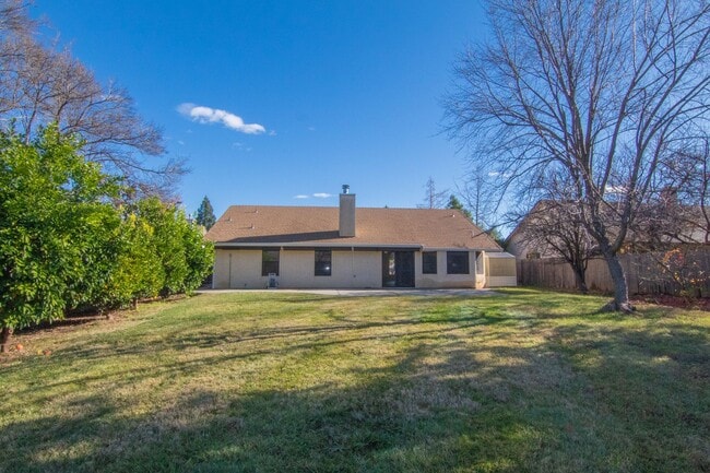 Building Photo - Beautiful Home in Country Heights!